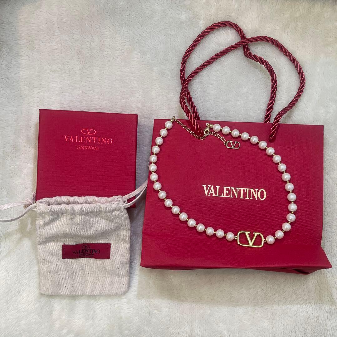 VALENTINO ロゴ入りパールネックレス