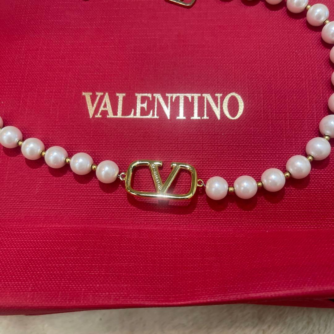 VALENTINO ロゴ入りパールネックレス