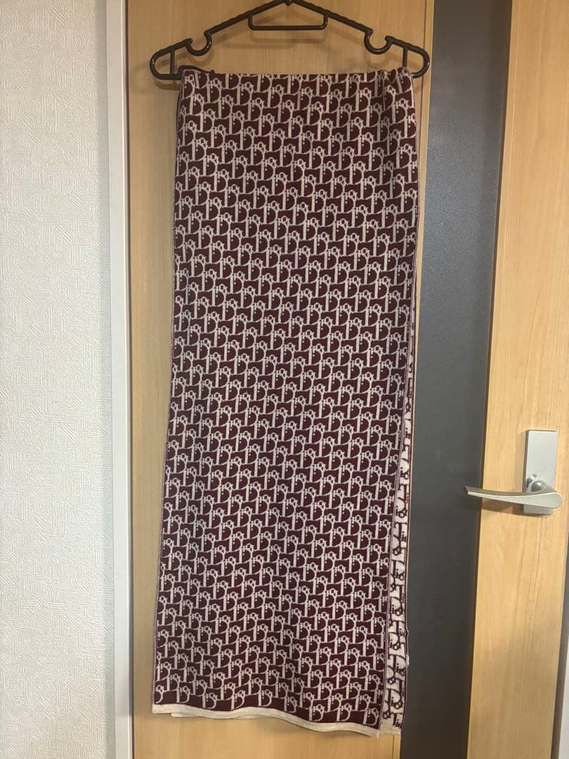 とてもオシャレなDior トロッターマフラー