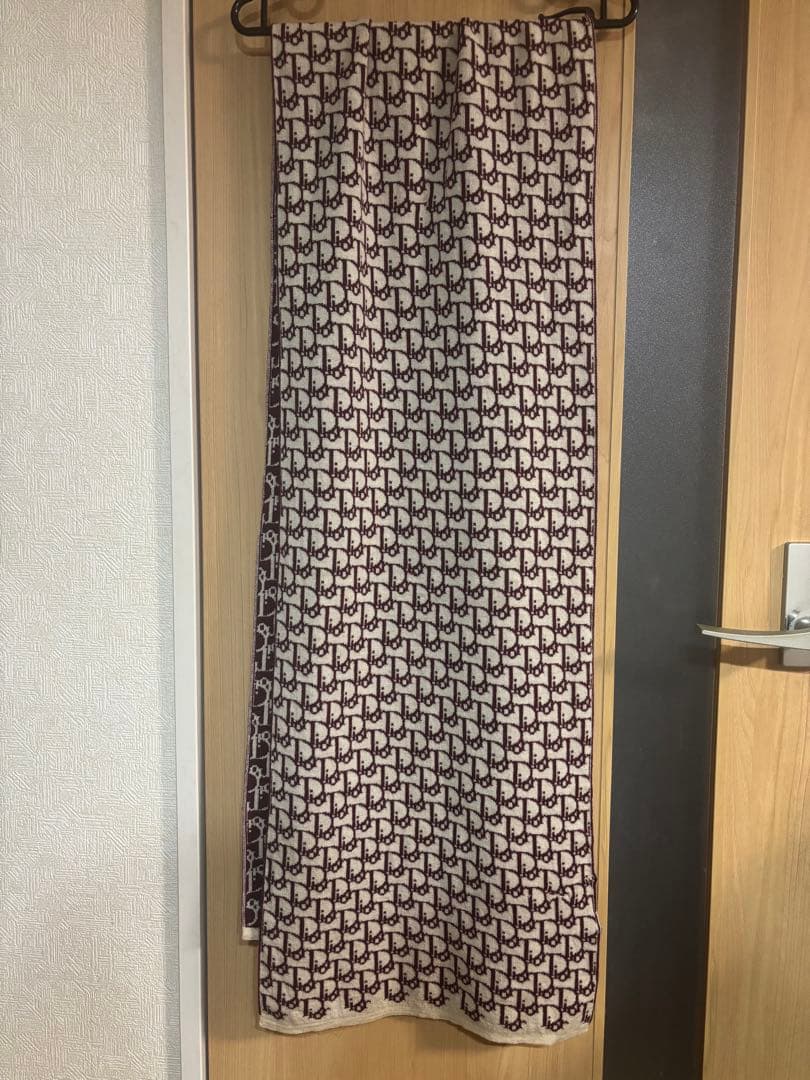 とてもオシャレなDior トロッターマフラー