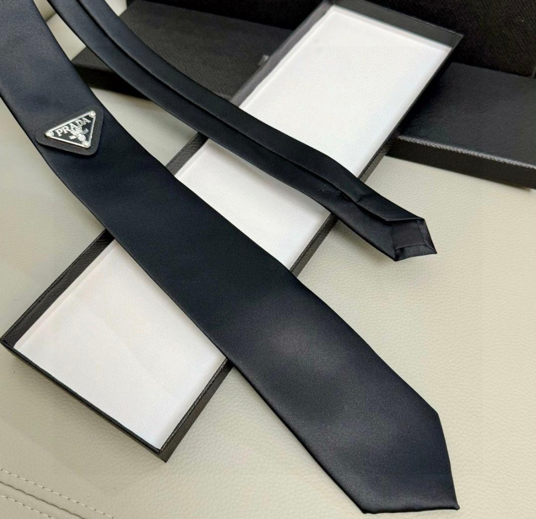 PRADA 三角メタルプレート ネクタイ ブラック
