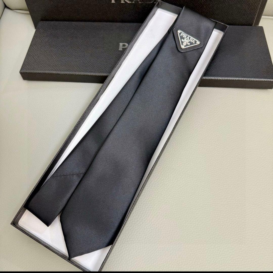 PRADA 三角メタルプレート ネクタイ ブラック