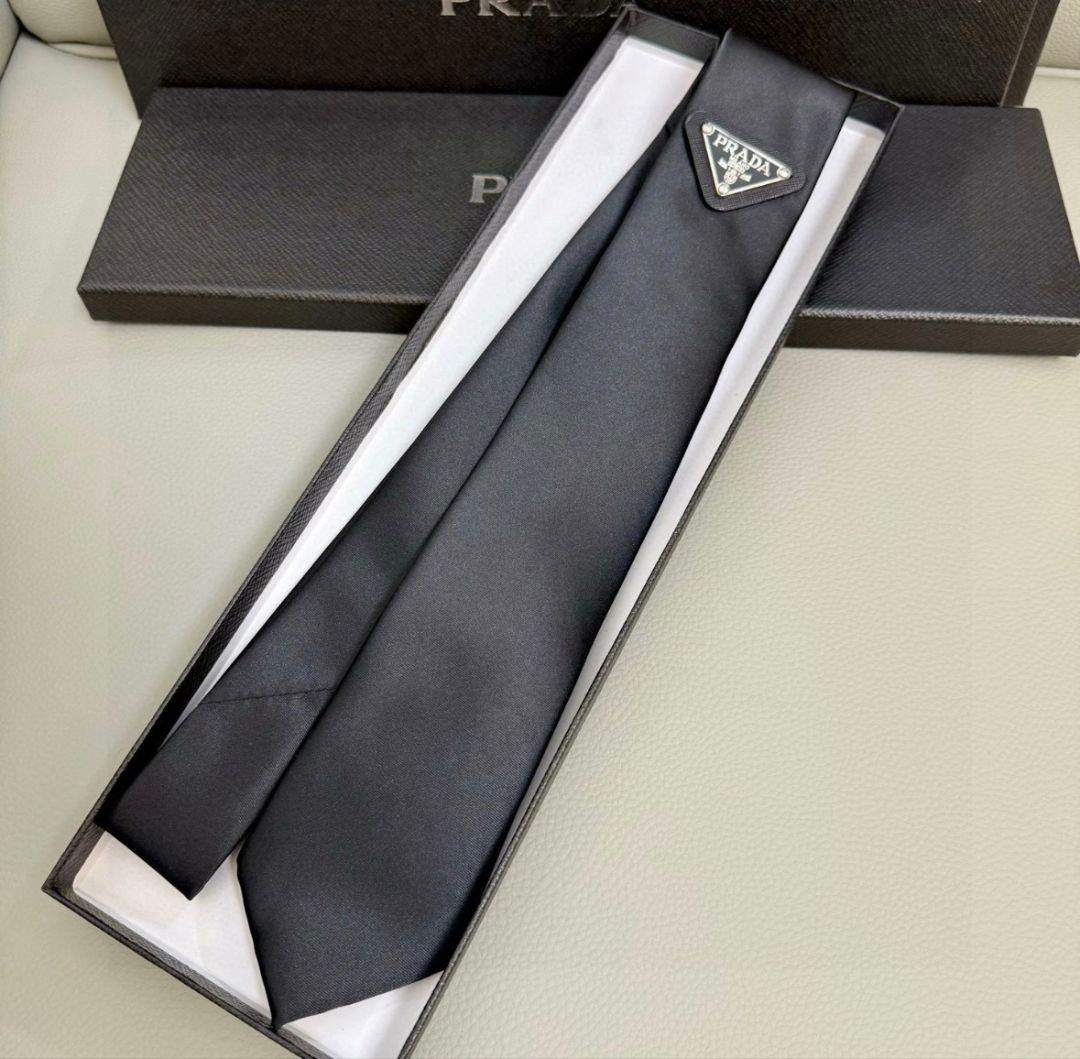 PRADA 三角メタルプレート ネクタイ ブラック
