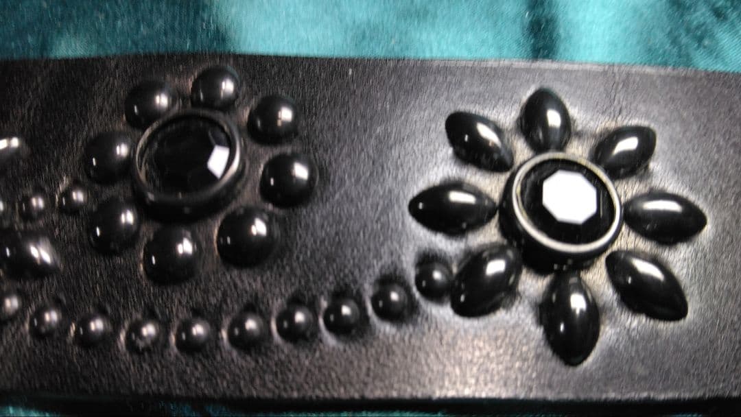 栃木レザー　ツタ＆フラワー　ソリッドブラス　ブラックスタッズベルト