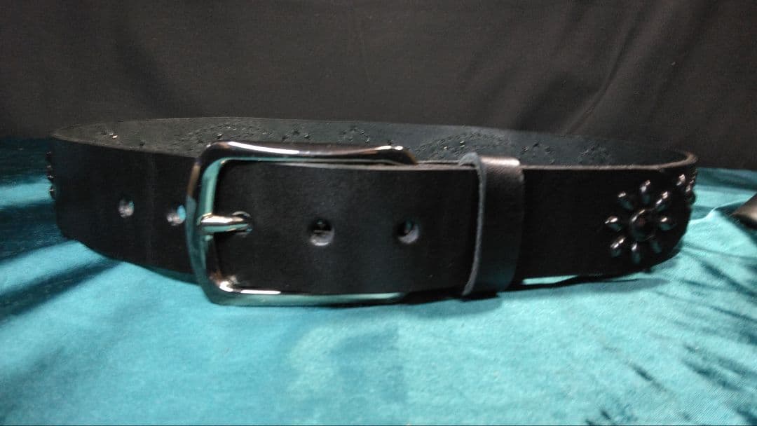 栃木レザー　ツタ＆フラワー　ソリッドブラス　ブラックスタッズベルト