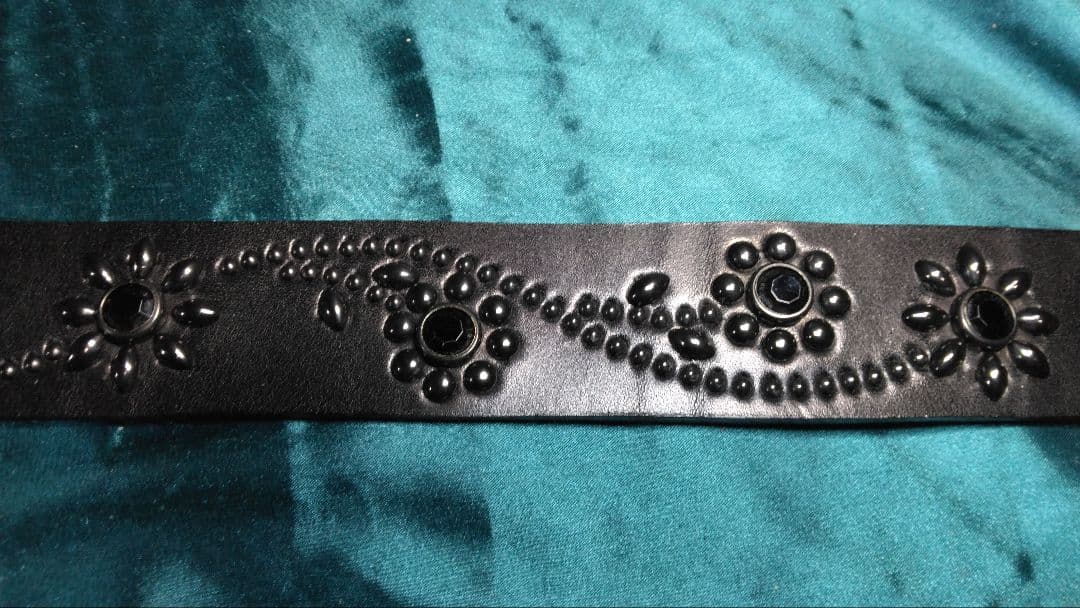 栃木レザー　ツタ＆フラワー　ソリッドブラス　ブラックスタッズベルト