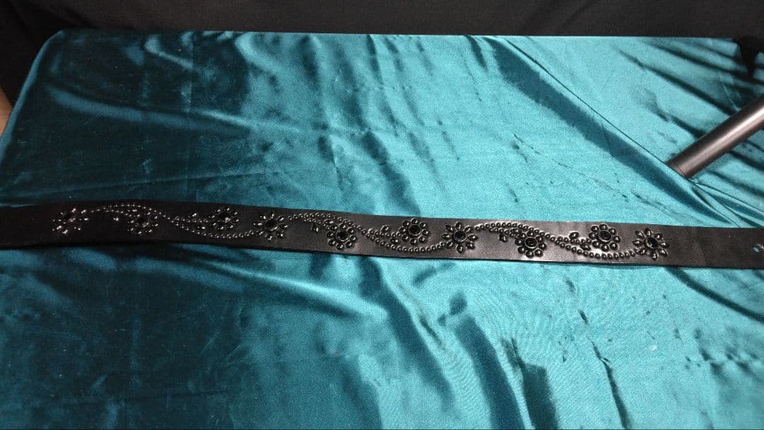 栃木レザー　ツタ＆フラワー　ソリッドブラス　ブラックスタッズベルト