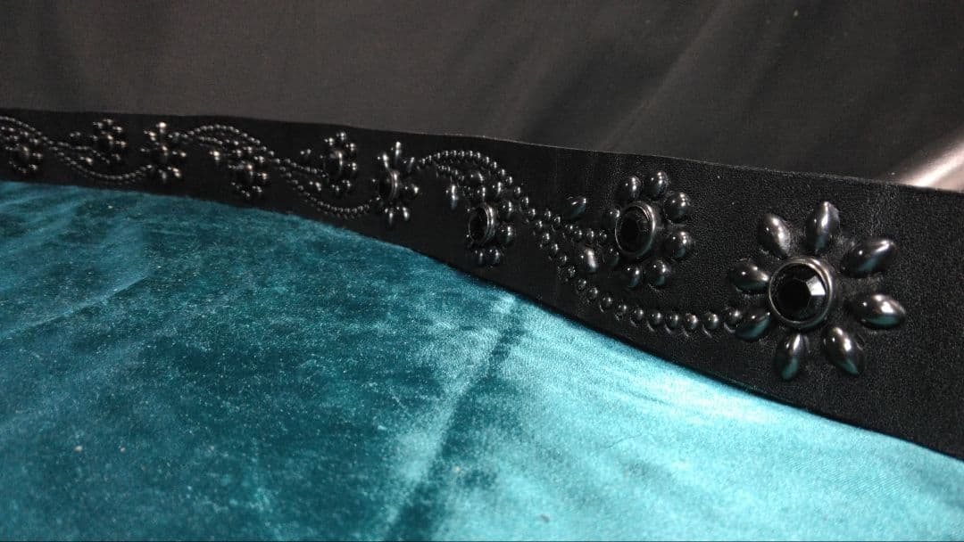 栃木レザー　ツタ＆フラワー　ソリッドブラス　ブラックスタッズベルト