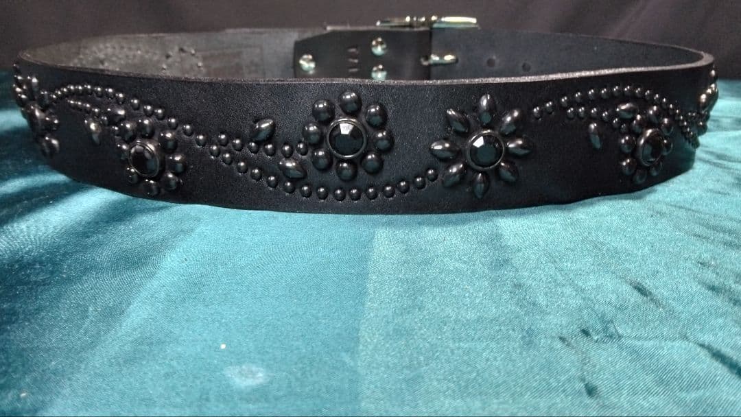 栃木レザー　ツタ＆フラワー　ソリッドブラス　ブラックスタッズベルト