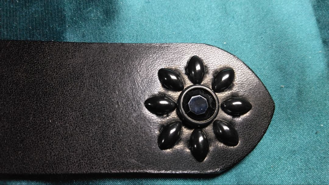 栃木レザー　ツタ＆フラワー　ソリッドブラス　ブラックスタッズベルト