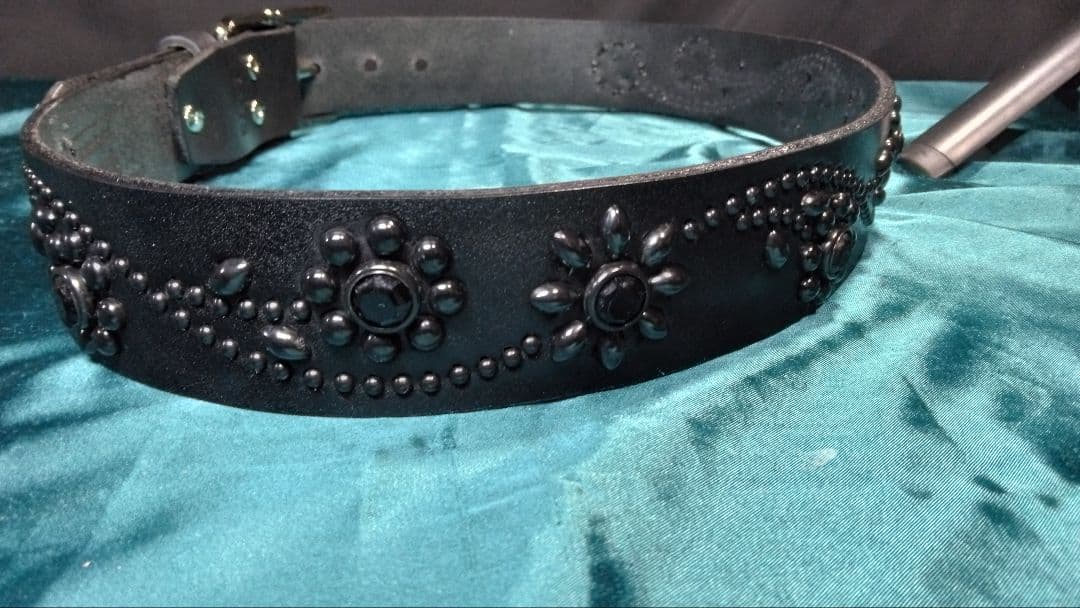 栃木レザー　ツタ＆フラワー　ソリッドブラス　ブラックスタッズベルト