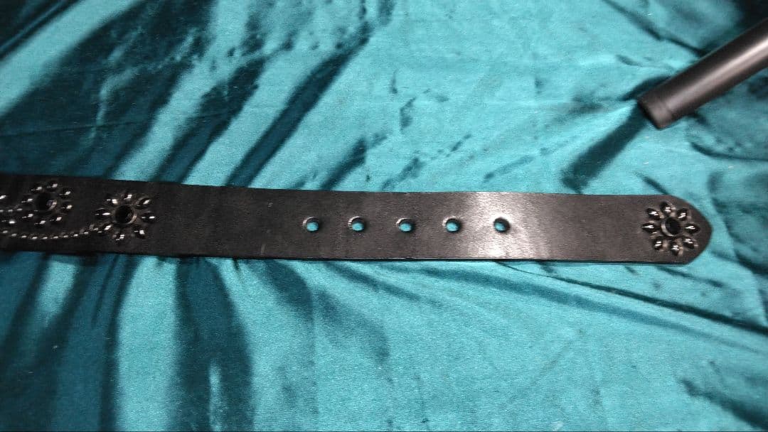 栃木レザー　ツタ＆フラワー　ソリッドブラス　ブラックスタッズベルト