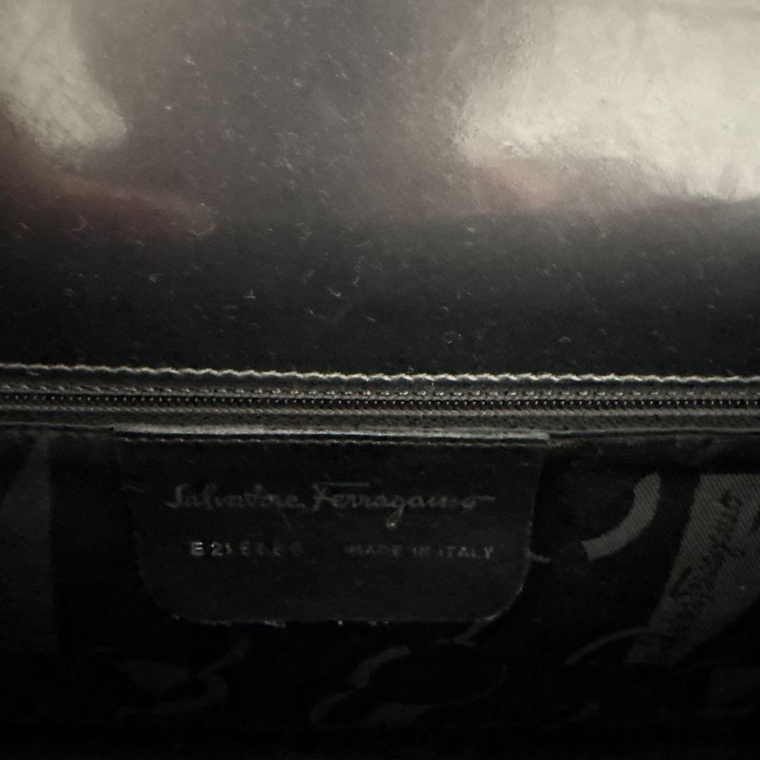 フェラガモ　エナメルショルダーハンドバッグ