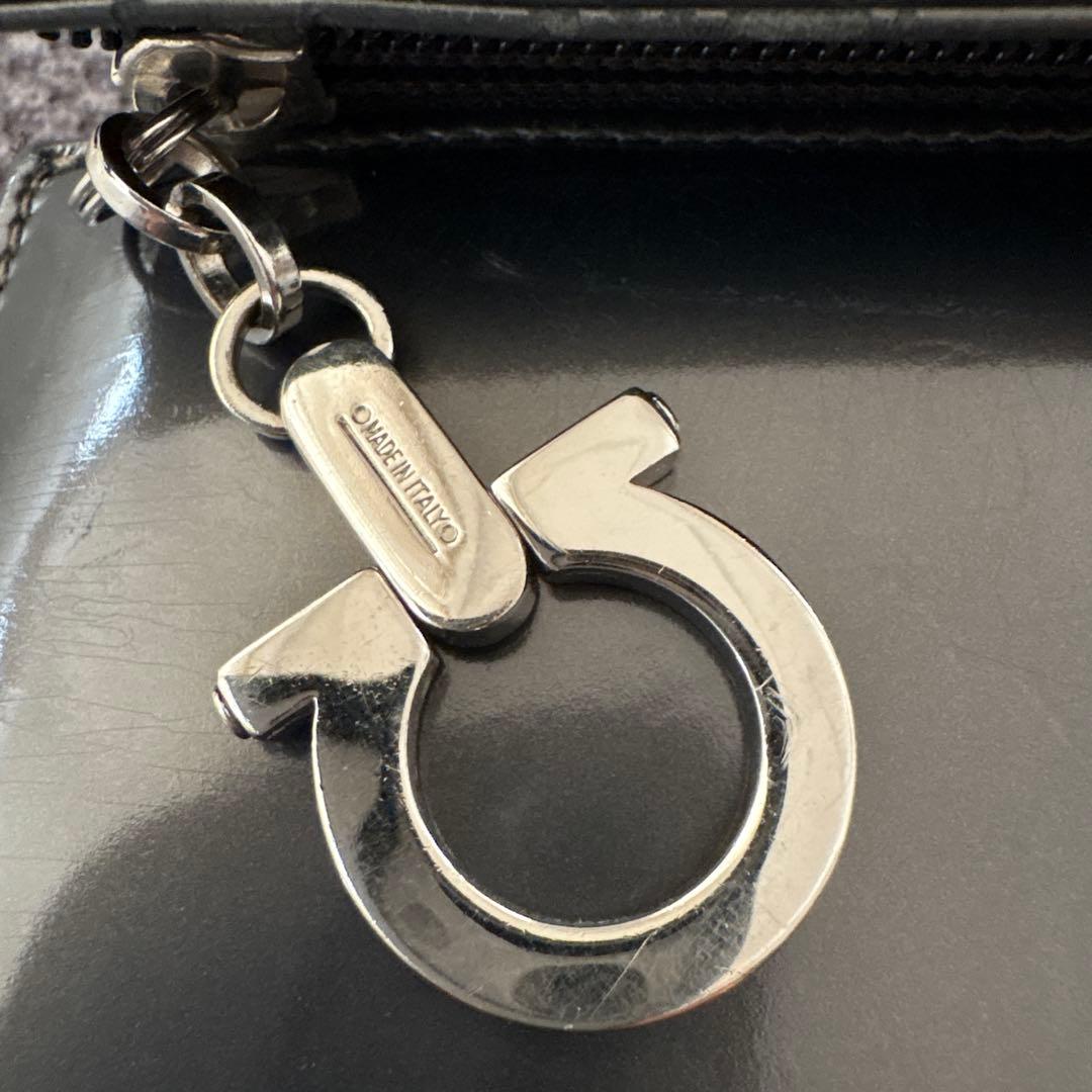 フェラガモ　エナメルショルダーハンドバッグ