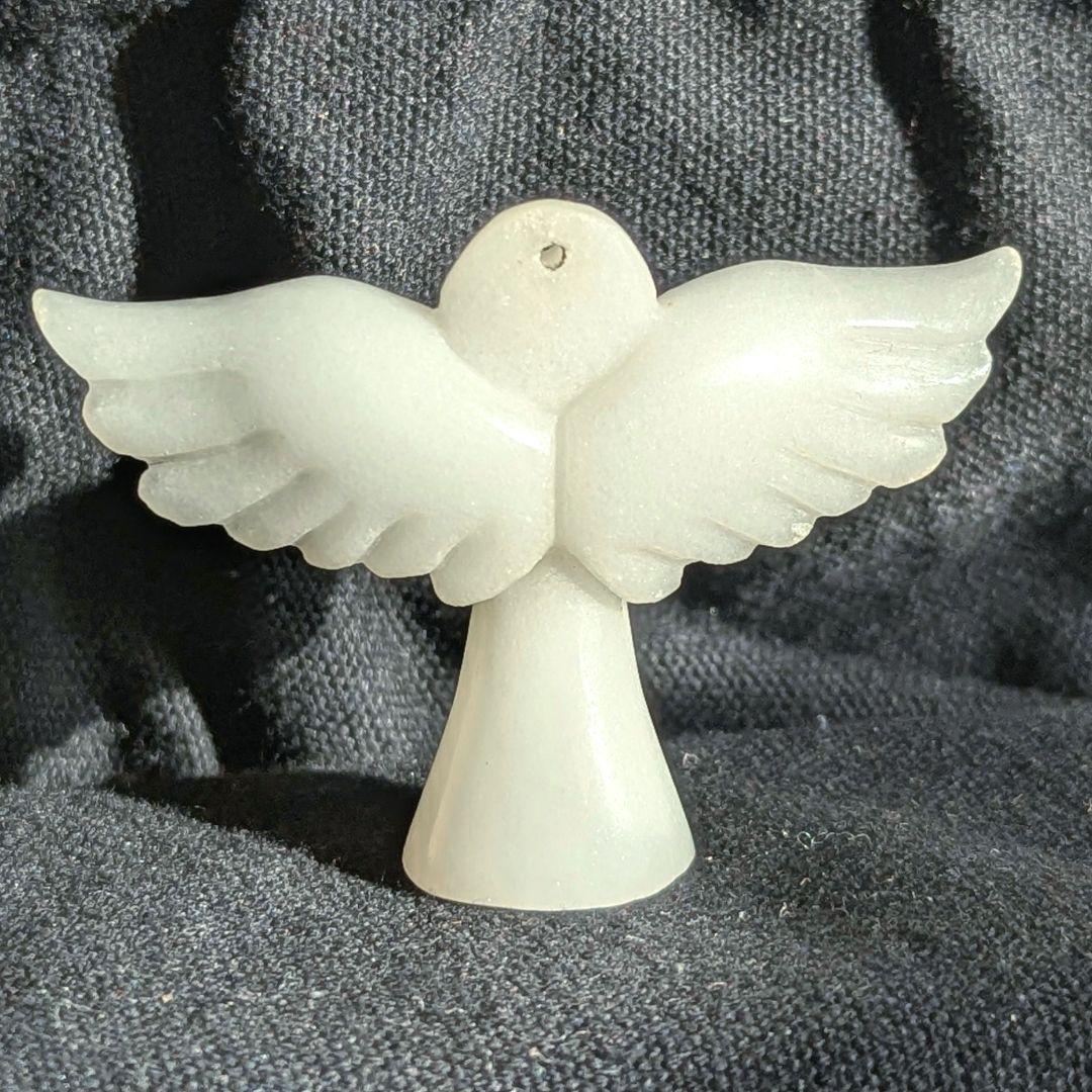 ホワイトジェイド エンジェル 天使 カーヴィング 天然石 ヒーリング 彫刻