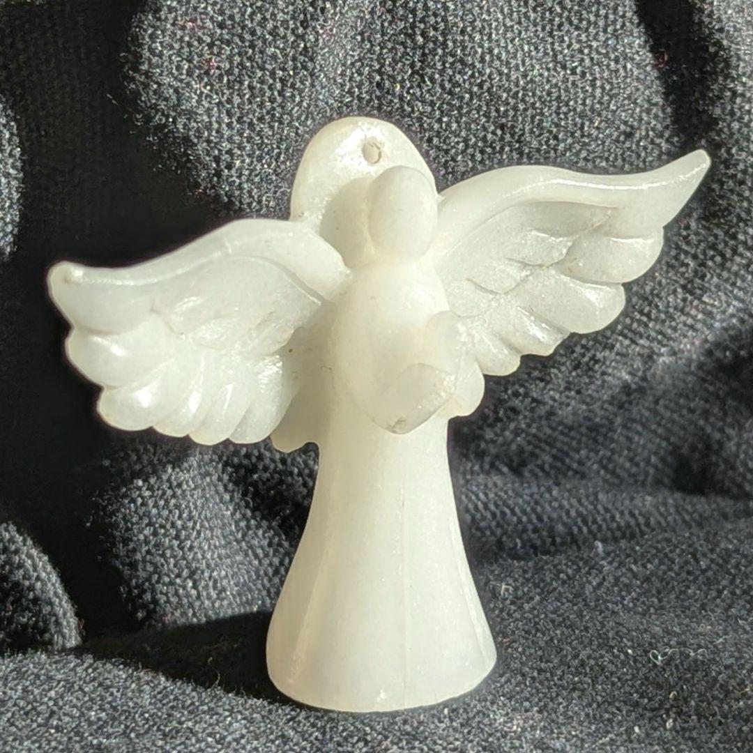 ホワイトジェイド エンジェル 天使 カーヴィング 天然石 ヒーリング 彫刻