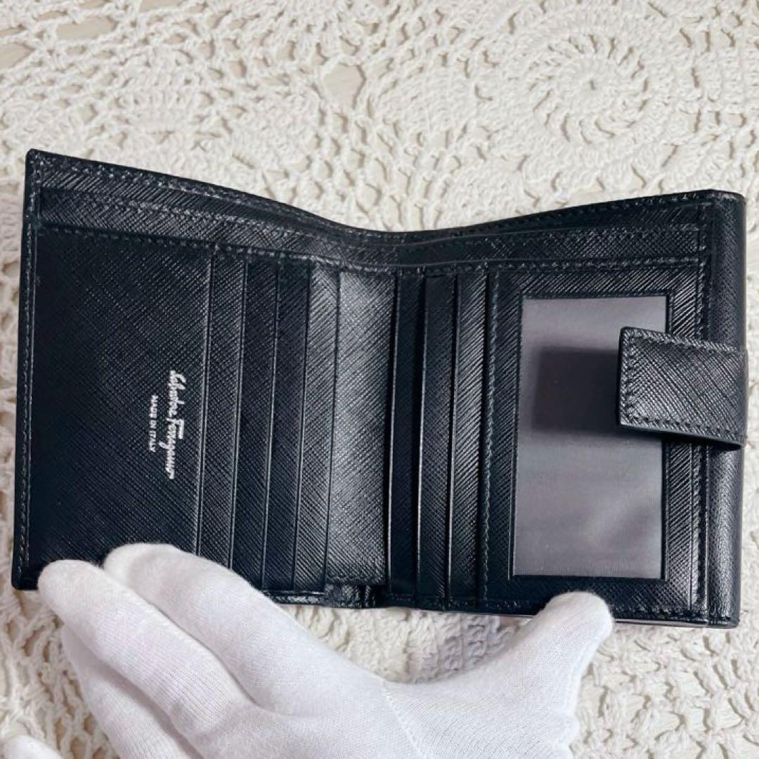極美品　サルヴァトーレフェラガモ　二つ折り財布 ブラック