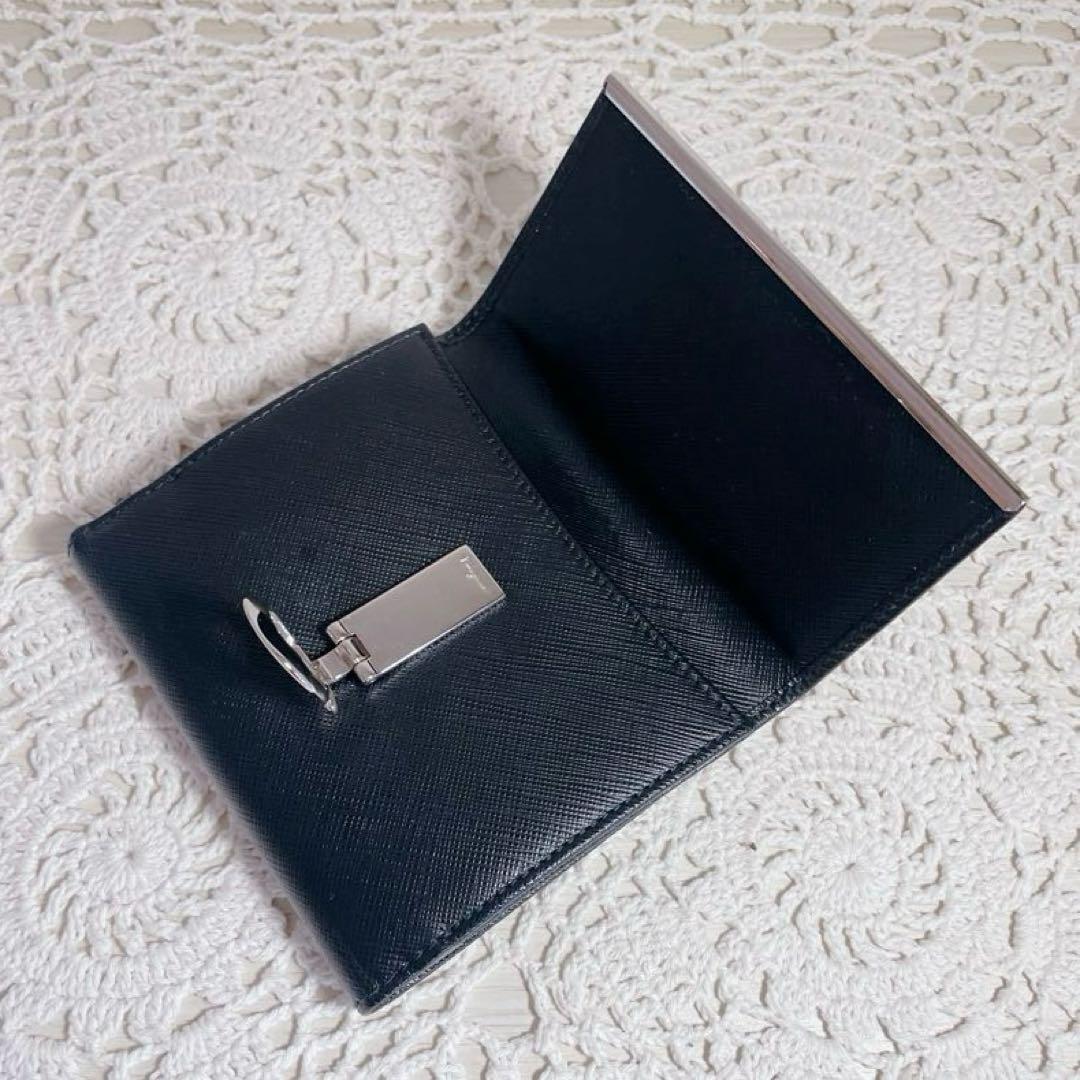 極美品　サルヴァトーレフェラガモ　二つ折り財布 ブラック