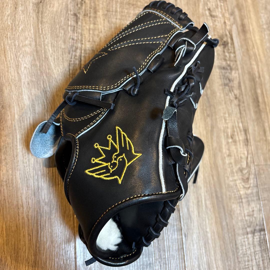 硬式野球グローブ 黒 金色刺繍 トリニティ投手用