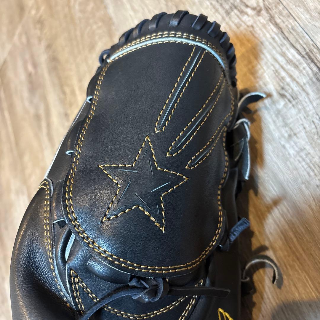 硬式野球グローブ 黒 金色刺繍 トリニティ投手用