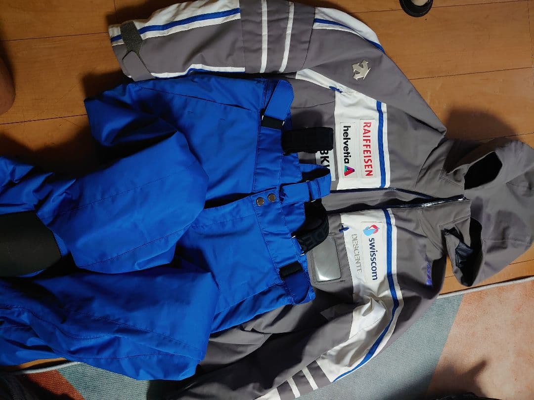 【本日最終 三連休特別値下】DESCENTE スキーウェア上下 スイスモデル