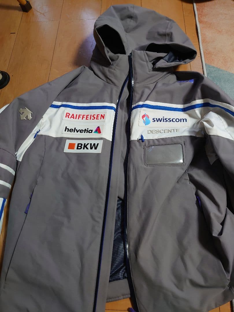 【本日最終 三連休特別値下】DESCENTE スキーウェア上下 スイスモデル