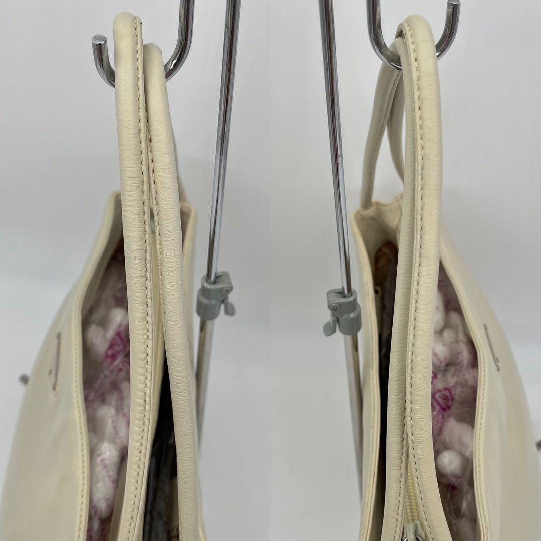 PRADA ショルダーバッグ 肩掛け トライアングルロゴ オールレザー 白