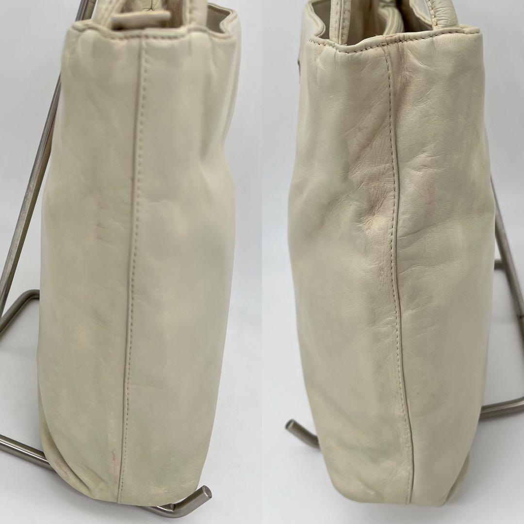 PRADA ショルダーバッグ 肩掛け トライアングルロゴ オールレザー 白