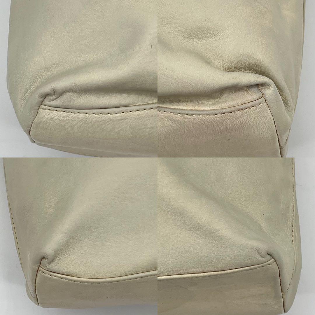 PRADA ショルダーバッグ 肩掛け トライアングルロゴ オールレザー 白