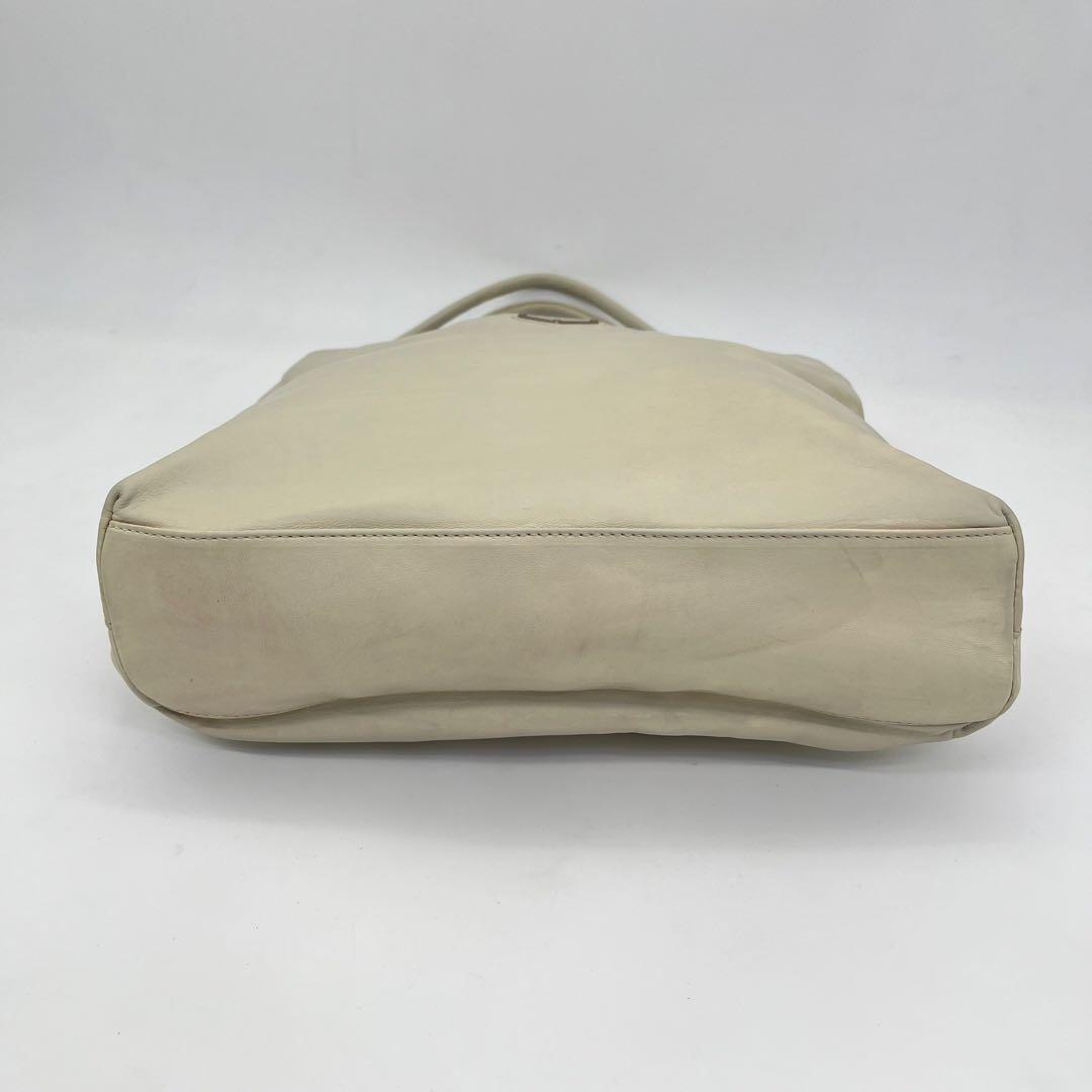 PRADA ショルダーバッグ 肩掛け トライアングルロゴ オールレザー 白