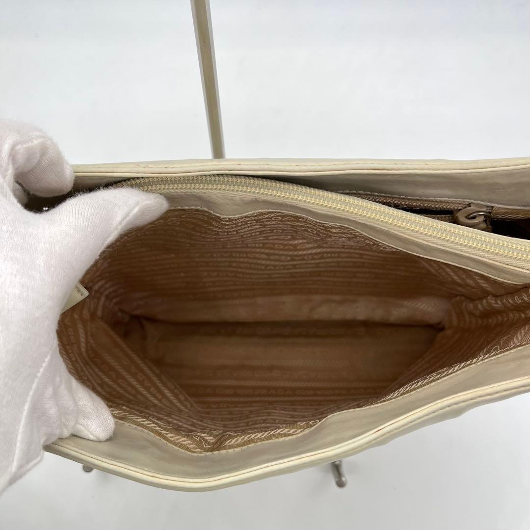 PRADA ショルダーバッグ 肩掛け トライアングルロゴ オールレザー 白