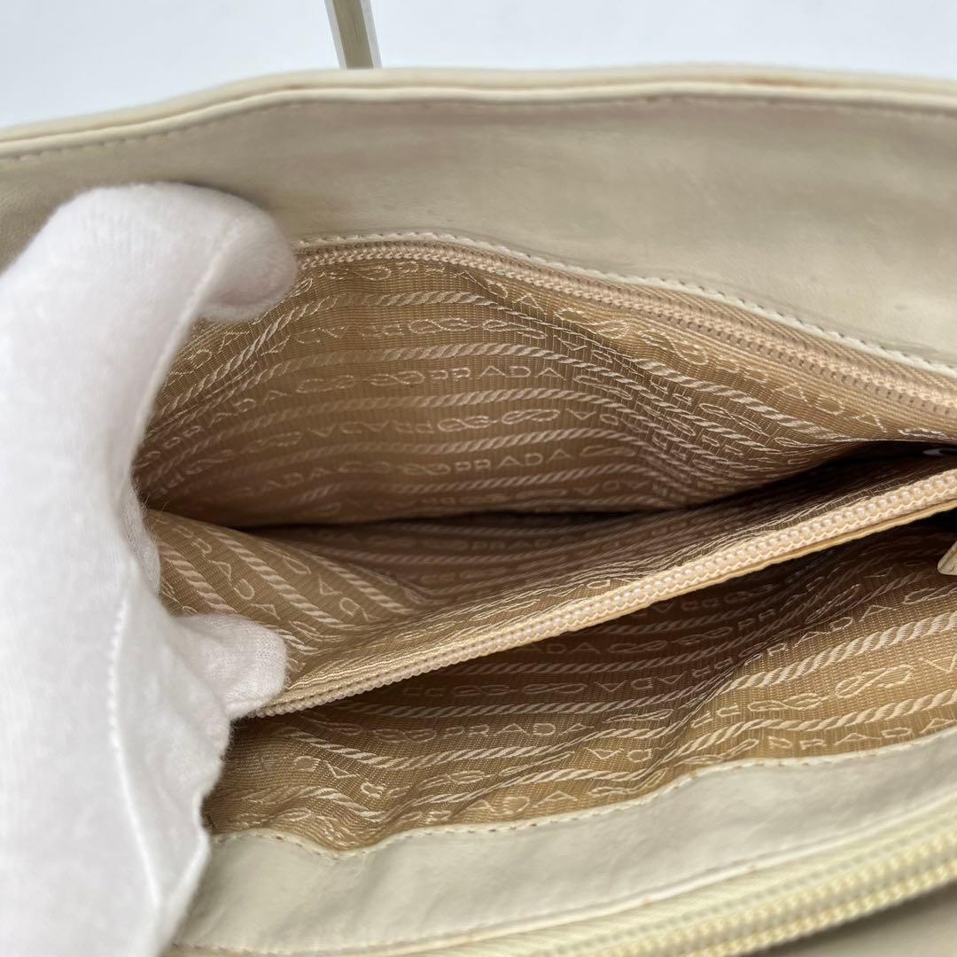 PRADA ショルダーバッグ 肩掛け トライアングルロゴ オールレザー 白