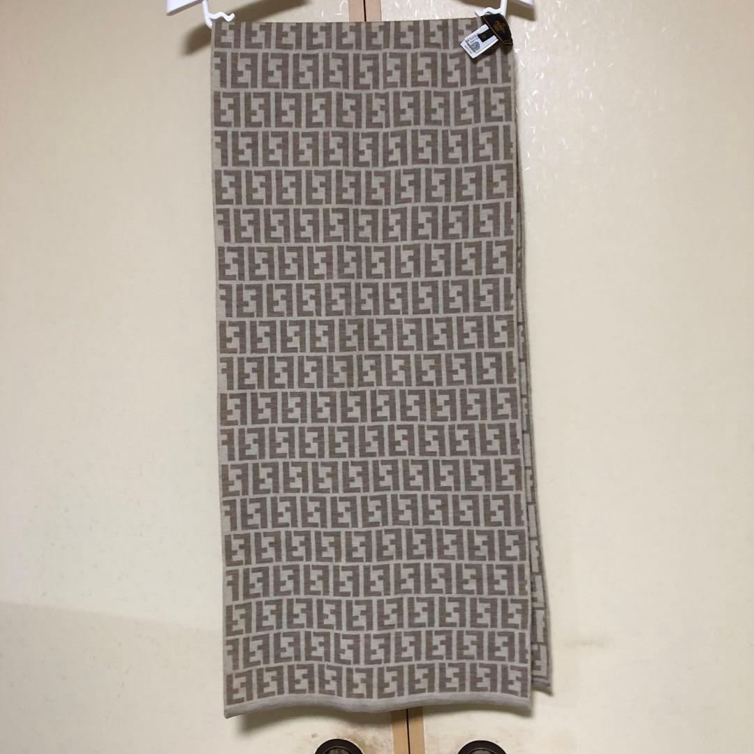 新品、美品FENDIフェンディ　ズッカロゴニット帽、マフラーセット　送料無料