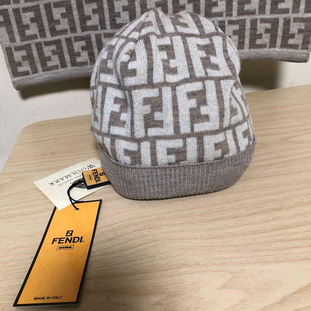 新品、美品FENDIフェンディ　ズッカロゴニット帽、マフラーセット　送料無料