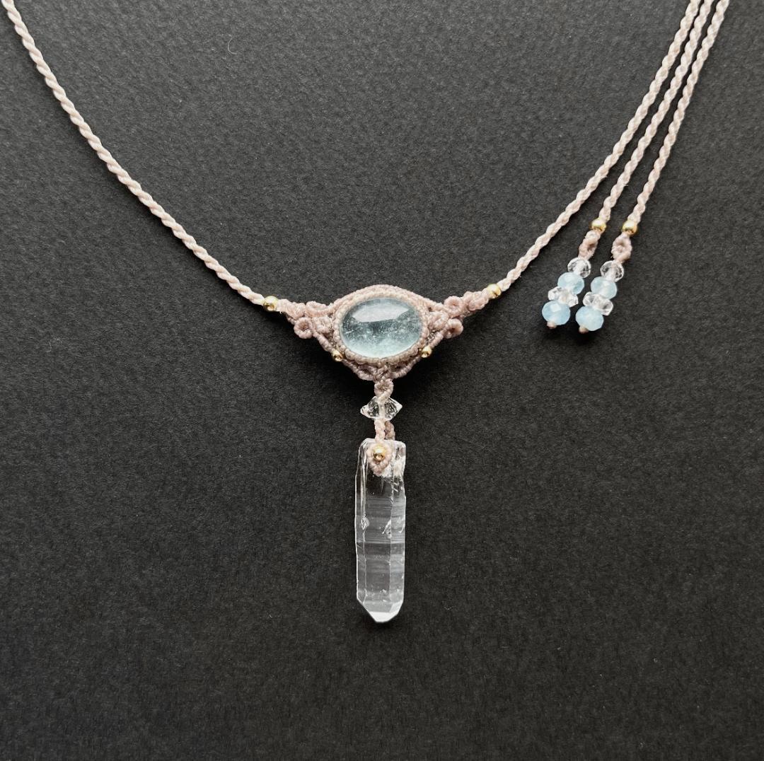 ヒマラヤ産クリスタル+アクアマリンのマクラメ編み 天然石ネックレス