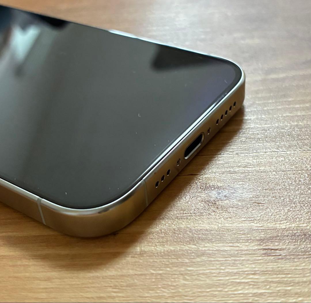 Apple iPhone 15 Pro ホワイトチタニウム　本体