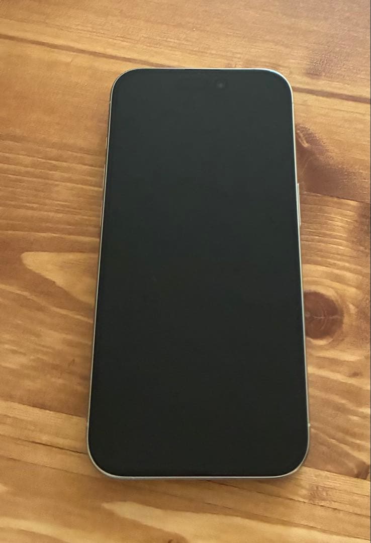 Apple iPhone 15 Pro ホワイトチタニウム　本体