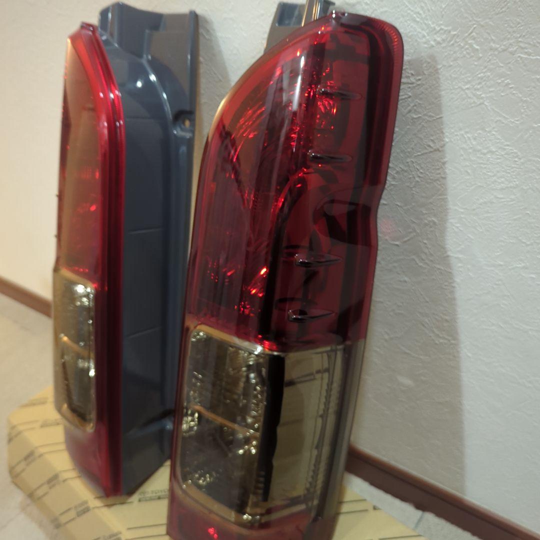 トヨタ 純正　ハイエース　テールランプ