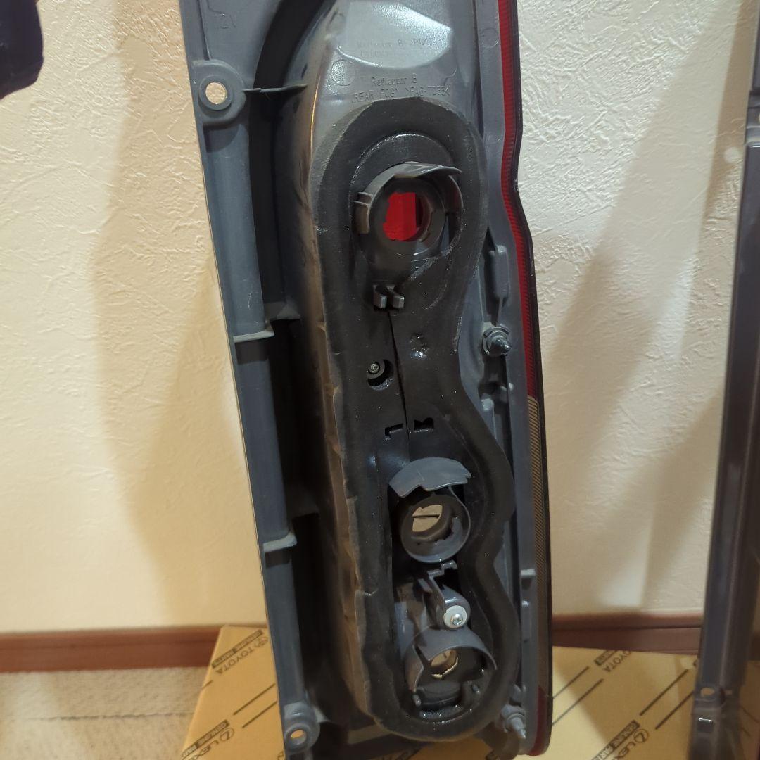 トヨタ 純正　ハイエース　テールランプ