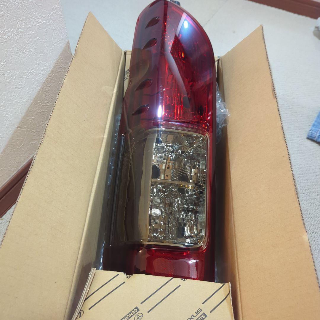 トヨタ 純正　ハイエース　テールランプ