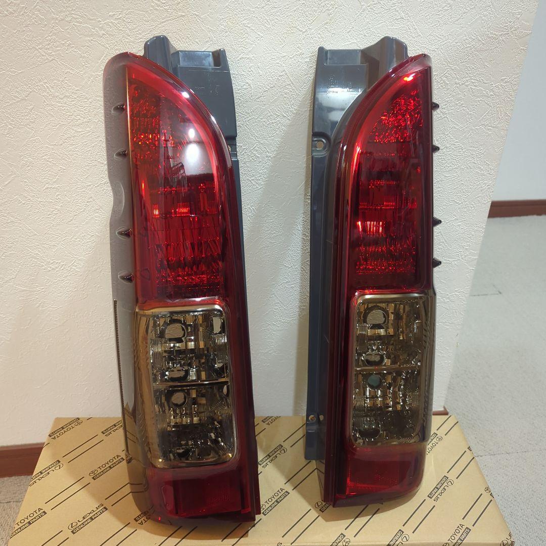 トヨタ 純正　ハイエース　テールランプ