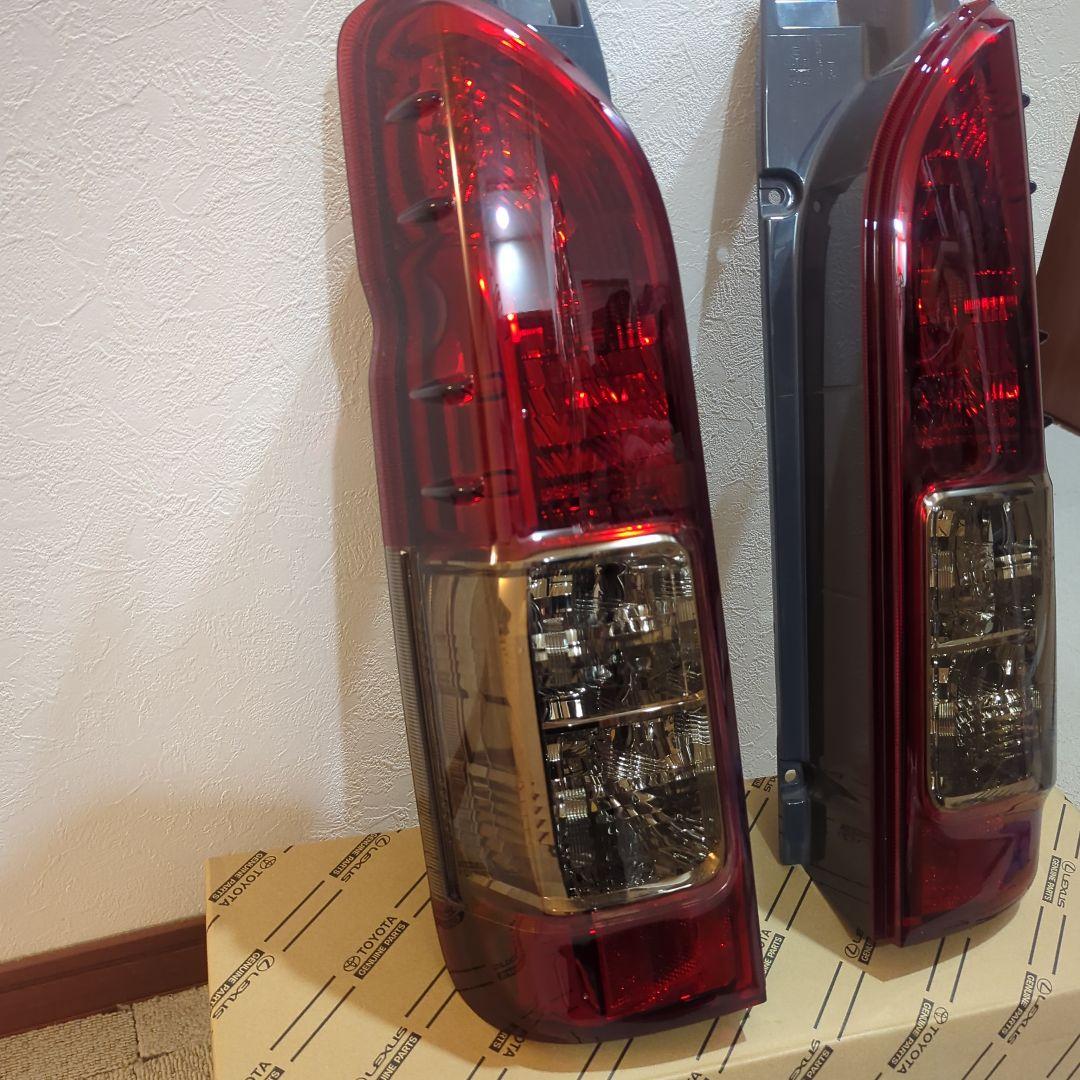 トヨタ 純正　ハイエース　テールランプ