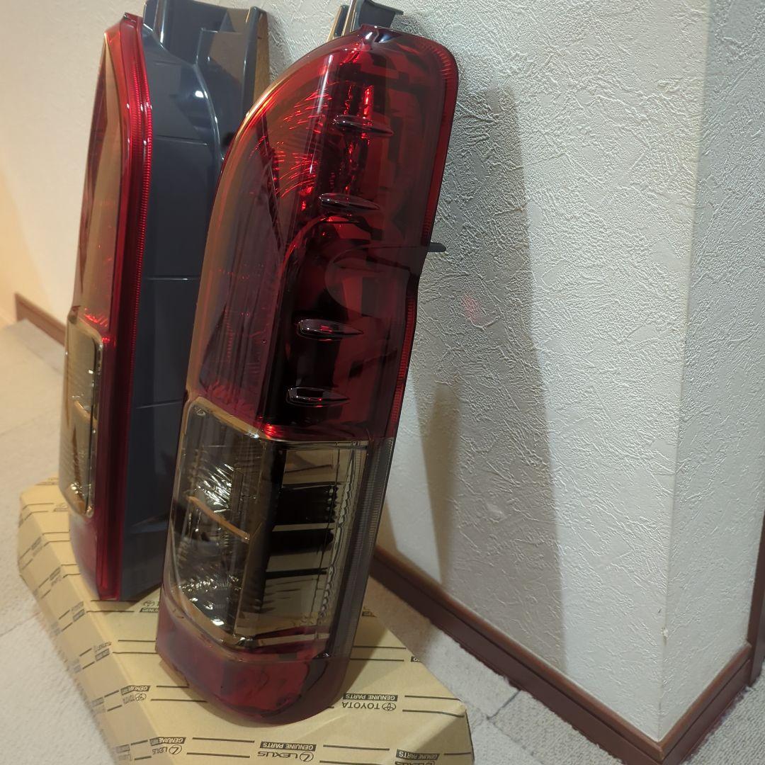 トヨタ 純正　ハイエース　テールランプ
