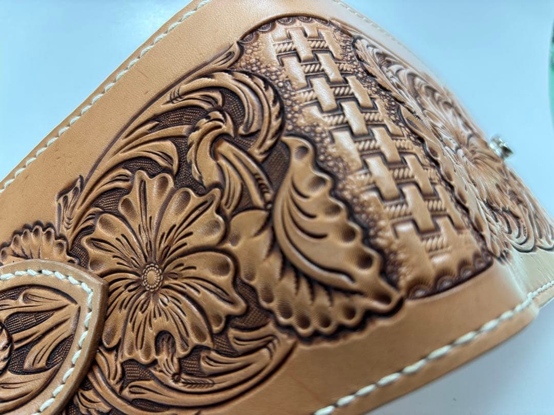 ヌメ革　二つ折り財布　カード収納11枚　レザーカービング　ハンドメイド