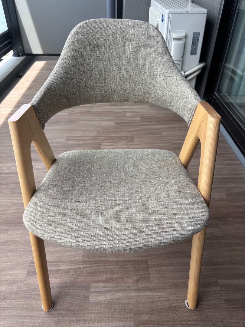 ina ダイニングチェア 椅子 イス 一脚 ブラス 木製脚 ベージュ系張地