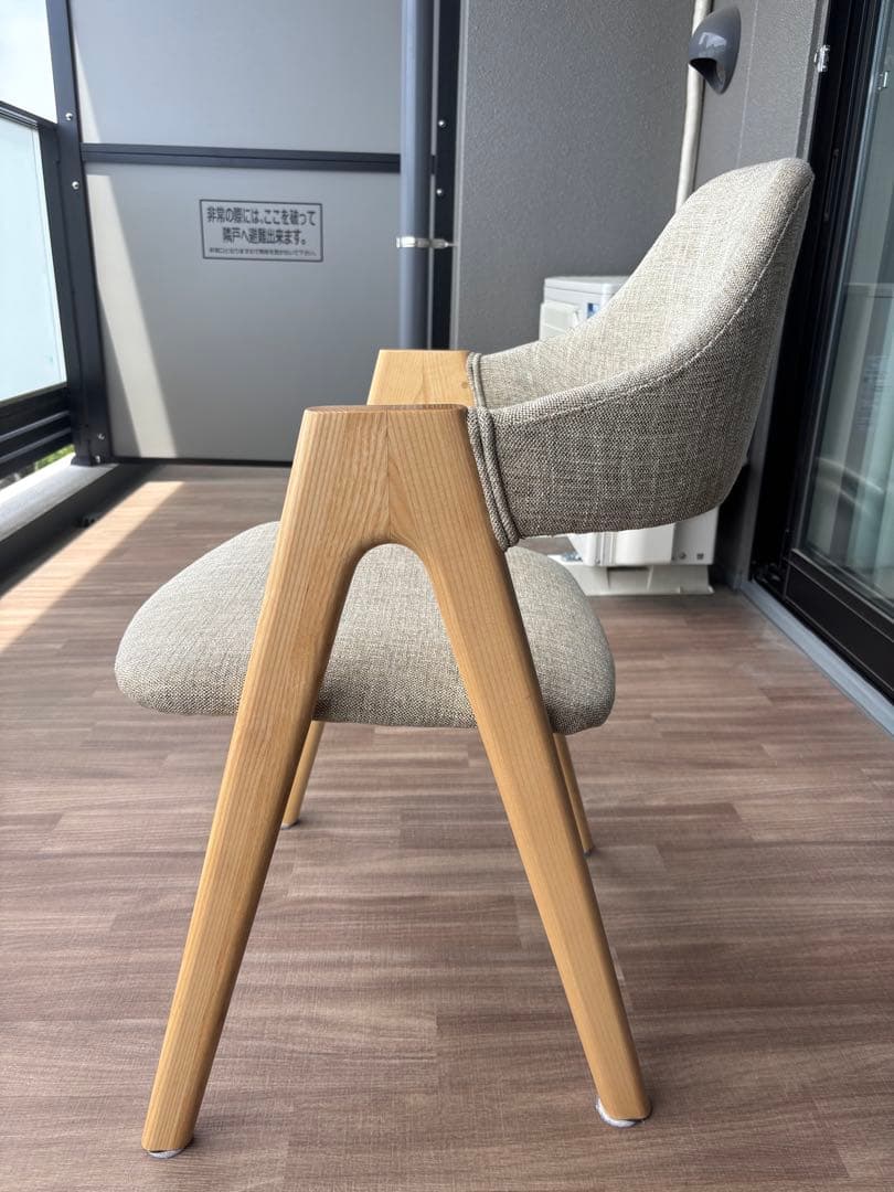 ina ダイニングチェア 椅子 イス 一脚 ブラス 木製脚 ベージュ系張地