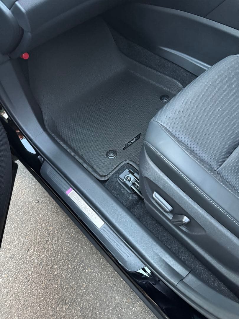 クラウンスポーツ　AZSH36W 立体成形　3Dフロアマット　1台分　1点のみ