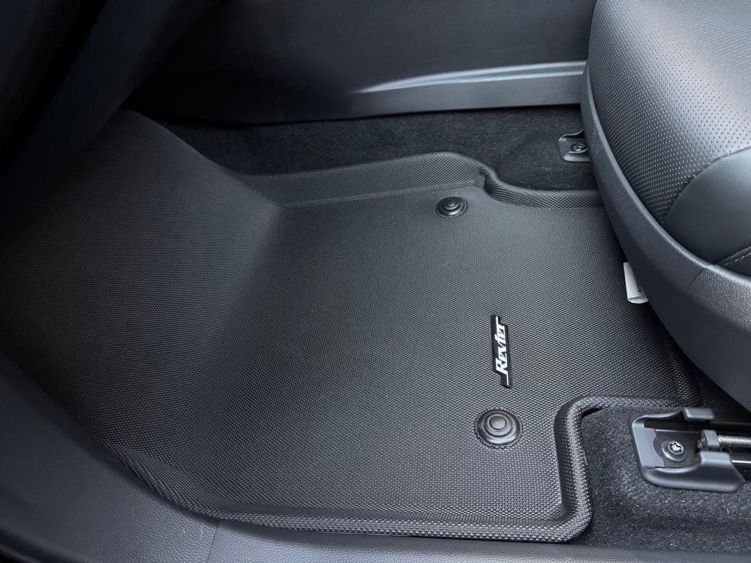 クラウンスポーツ　AZSH36W 立体成形　3Dフロアマット　1台分　1点のみ