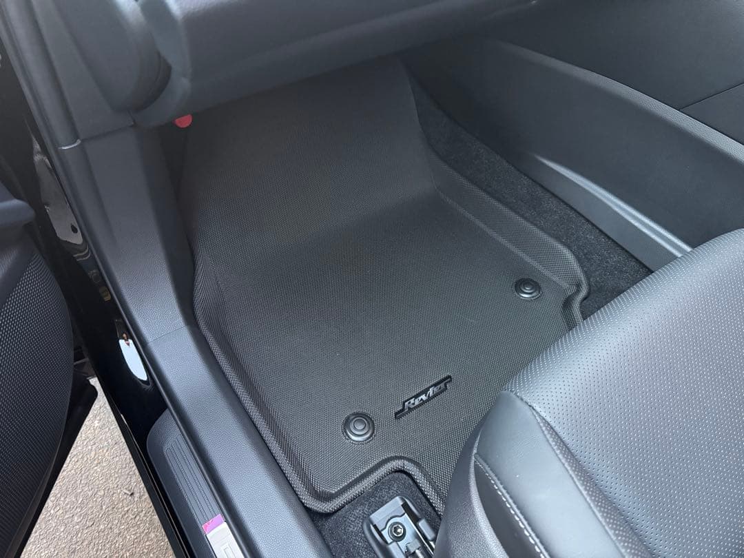 クラウンスポーツ　AZSH36W 立体成形　3Dフロアマット　1台分　1点のみ