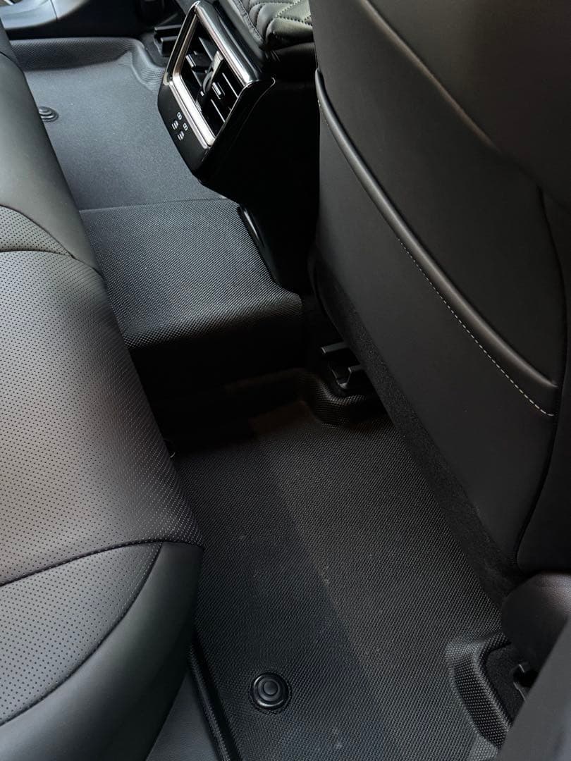 クラウンスポーツ　AZSH36W 立体成形　3Dフロアマット　1台分　1点のみ